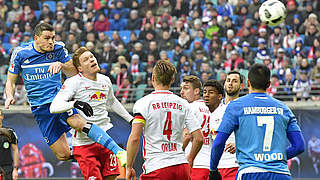 Türöffner beim Hamburger Auswärtssieg: Kyriakos Papadopoulos (l.) trifft per Kopf © AFP/Getty Images