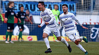 Traumtor in der Nachspielzeit: Duisburgs Schnellhardt (v.) trifft zum Sieg gegen Münster  © 2017 Getty Images