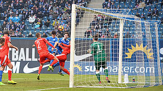 Später Siegtreffer: Rostocks Marcus Hoffmann (3.v.l.) köpft in Minute 80 gegen Halle ein © imago/Jan Huebner