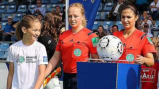Näher dran geht nicht: Die DFB-Frauen suchen ein Ballträgerkind fürs Brasilien-Spiel © imago