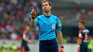 Vor seinem 59. Bundesliga-Einsatz: FIFA-Referee Bastian Dankert © 2016 Getty Images