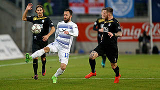 Intensiv geführtes Spitzenspiel: Zlatko Janjic und Magdeburgs Jan Löhmannsröben (r.) © 2017 Getty Images