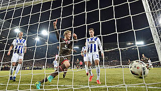 Erster von fünf Treffern für den FC St. Pauli: Mats Möller Daehli (2.v.r.) dreht jubelnd ab © 2017 Getty Images