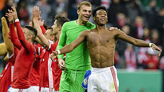 Neuer (2nd f.r.) after the Schalke game: 