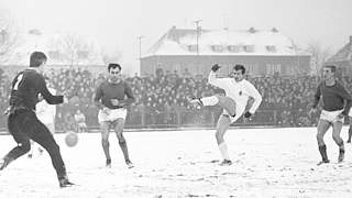 Schlusspunkt am 7. Januar 1967: Heynckes trifft zum 11:0 für Gladbach gegen Schalke © imago