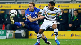 Benedikt Höwedes (left) tussles with Gladbach's Raffael. © 2017 Getty Images