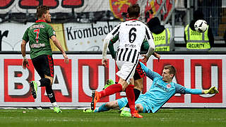 Zweiter Freiburger Streich in Frankfurt: Florian Niederlechner (l.) netzt ein © 2017 Getty Images