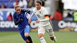Die Spielführerin geht voran: Dzsenifer Marozsan (r.) beim 0:0 gegen Frankreich © 2017 Getty Images