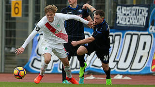 Zieht sich in einem Testspiel einen Kreuzbandriss zu: Paderborns Pascal Itter (r.) © 2017 Getty Images