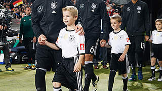 Jetzt bewerben und gewinnen: Einlaufkind bei Lukas Podolskis letztem Spiel werden © 2016 Getty Images For Mc Donalds