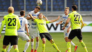 Kopfballduell: Wiesbadens Torschütze 
David Blacha (r.) und Dustin Bomheuer © imago/Eibner