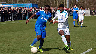 Voller Einsatz: U 18-Nationalspieler Ulrich Bapoh (l.) gegen Schalkes Haji Wright © mspw