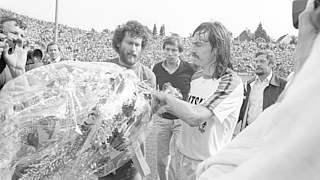 Blumen am Bökelberg: Lienen (r.) gratuliert Breitner und Bayern zur Meisterschaft 1981 © imago sportfotodienst