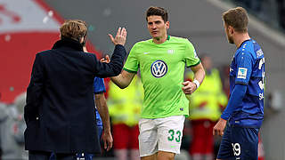 German International Mario Gomez and Wolfsburg coach Andries Jonker © 2017 Getty Images