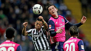 Luftduell: Frankfurts Marco Fabian (l.) gegen den Hamburger Michel Gregoritsch © 2017 Getty Images