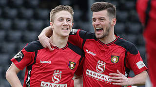 Elfter Saisonsieg: Aspachs Sebastian Schiek (l.) und Torschütze Nicolas Jüllich jubeln © imago/Sportfoto Rudel