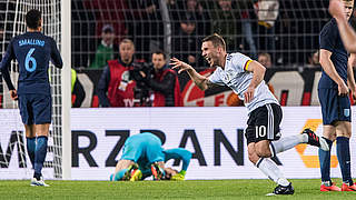 49. Treffer im 130. Länderspiel: Lukas Podolski schießt Deutschland zum Sieg © GES/Marvin Ibo GŸngšr