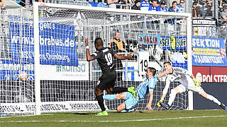 Duisburg dreht das Spiel: Kingsley Onuegbu (l.) trifft zum 3:2 in Chemnitz © imago/foto2press