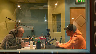 Hörbuch-Aufnahme im Studio: Mesut Özil mit Sportmoderator Frank Buschmann (l.) © Andy Matern