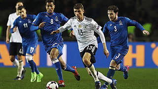 Souveräner Sieg: Thomas Müller behauptet in Baku den Ball © 2017 Getty Images