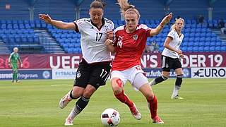 Erfolg zum Abschluss: Jasmin Sehan (l.) und die deutsche U 19 besiegen Österreich © UEFA/SPORTSFILE