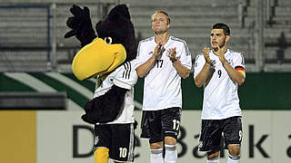 Nach dem U 21-Spiel gegen Montenegro applaudiert Kevin Volland den Fans zu und bedankt sich für die Unterstützung © 2013 Getty Images