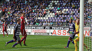 Erster Streich für Cottbus: Zbynek Pospech (M.) erzielt die Führung in Osnabrück © 2014 Getty Images