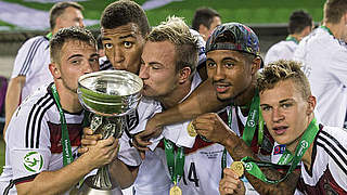 Ein Team - ein Pokal: Stendera, Akpoguma, Lohkemper, Dudziak und Kimmich (v.l.) © Bongarts/GettyImages