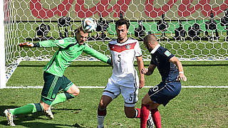 Starke WM-Leistungen gewürdigt: Manuel Neuer (l.) und Mats Hummels (M.) © 2014 Getty Images