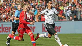 Zweikampf aus dem 9:0-Erfolg im Hinspiel: Marozsan (r.) gegen die Russin Bessolowa © 2013 Getty Images