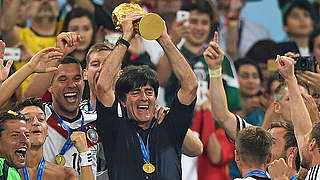 Am Ziel seiner Träume: Joachim Löw reckt den WM-Titel in den Himmel Rios © 2014 Getty Images