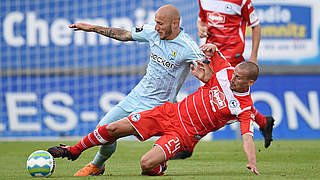 Zweikampf in Chemnitz: Fabian Klos gegen Arminia Bielefelds Peer Kluge (r.) © 2014 Getty Images