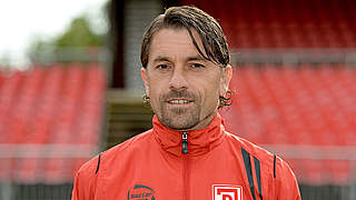 Leitet Trainingseinheit in JVA Straubing: SSV Co-Trainer Harry Gfreiter © 2014 Getty Images