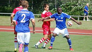 Durchgesetzt: Viktoria Köln gegen Schalkes Reserve und Gerald Asamoah (r.) © MSPW