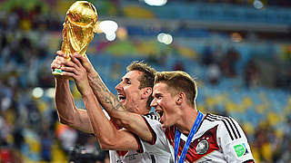 Krönung einer beispiellosen Karriere: Miroslav Klose (l.) mit dem WM-Pokal  © 2014 Getty Images