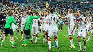 Tanz um den Pokal: das DFB-Team nach dem WM-Triumph im Maracana © Bongarts/GettyImages