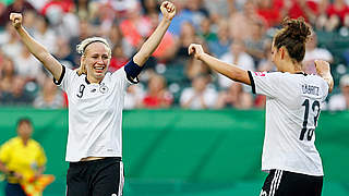 Unter den letzten Vier: Pauline Bremer und Sara Däbritz (r.) jubeln © 2014 FIFA