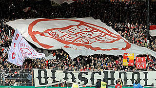 Jubel über die Tabellenspitze: die Fans von Kickers Offenbach © Bongarts/GettyImages