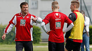 Er gibt seinen Spieler Anweisungen: A-Junioren-Trainer Gunter Metz © Bongarts/GettyImages