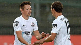 Die Spitze im Blick: Luca Schnellbacher (l.) und der SV Wehen Wiesbaden © 2014 Getty Images