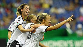 So wollen wir die U 20 gegen Nigeria jubeln sehen: Lena Petermann (r.) © FIFA/GettyImages