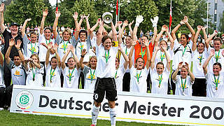 Deutscher Meister 2006/2007: Der 1. FFC Frankfurt und Renate Lingor (M.) © imago