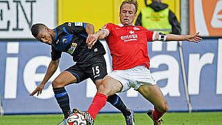 Kampf um das Spielgerät: Elias Kachunga (l.) gegen den Mainzer Nikolce Noveski © Bongarts/GettyImages