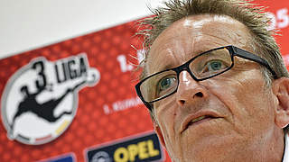 Wiedersehen mit Ex-Co-Trainer Gino Lettieri: Bielefelds Coach Norbert Meier © 2014 Getty Images