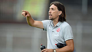 Will mit seiner Mannschaft an Rostock vorbeizuziehen: 05-Trainer Schmidt © 2014 Getty Images