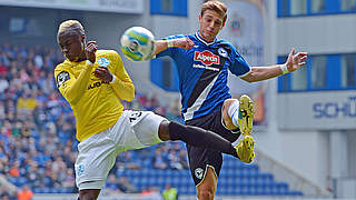 Zweikampf: Edwini-Bonsu (l.) gegen den Arminen Schütz © 2014 Getty Images