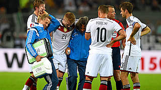 Eine echte Stütze: Teammitglieder helfen Reus © 2014 Getty Images