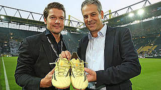 Nimmt Schuhe von Christian Staatz in Empfang: Manuel Neukirchner (r.) © Deutsches Fußballmuseum