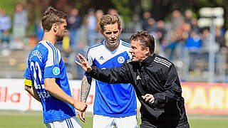 Dirigent an der Seitenlinie bei Holstein Kiel: Karsten Neitzel (r.) © 2014 Getty Images