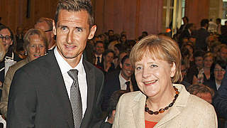 Weltmeister mit Kanzlerin: Klose (l.) und Merkel © imago/Mauersberger